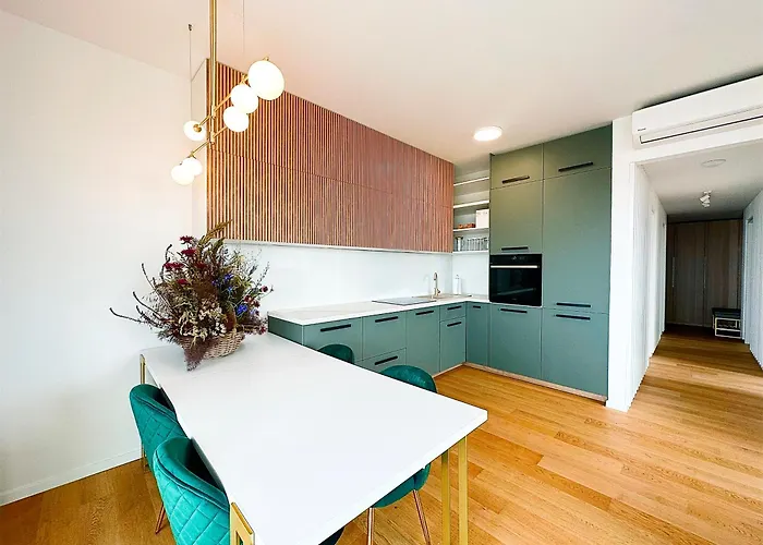 Luxurious Brand New Free Parking *