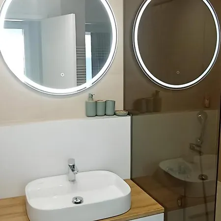 Luxurious Brand New Free Parking *